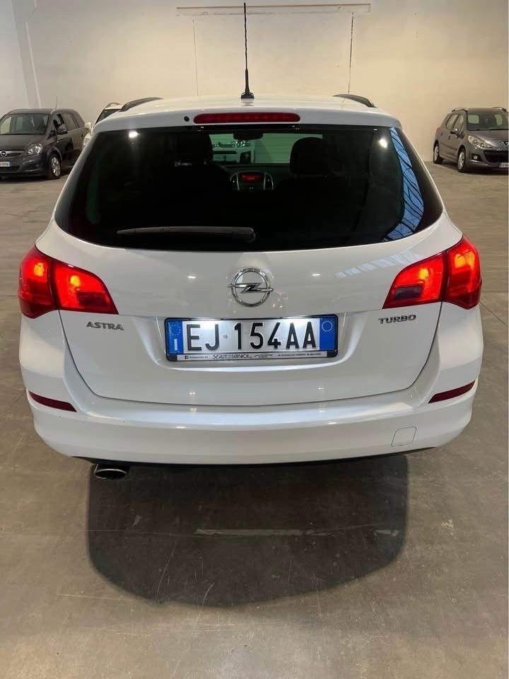 Opel Astra 2011 — rear view
