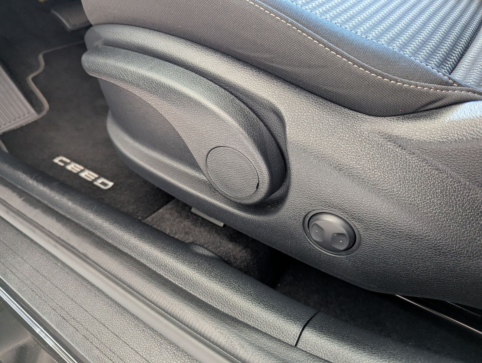 Fahrzeugabbildung Kia cee'd Sportswagon 1.5 Ultim Style-Pak JBL ACC 7J