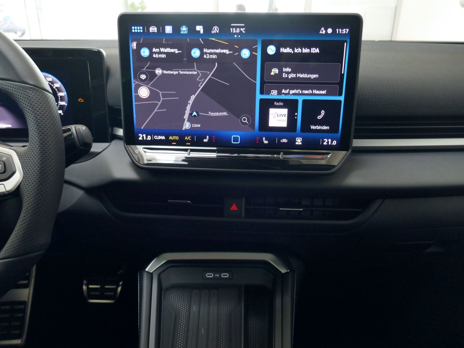 Fahrzeugabbildung Volkswagen T-Roc R-Line 1.5 eTSI DSG | LED AHK RFK ACC Navi