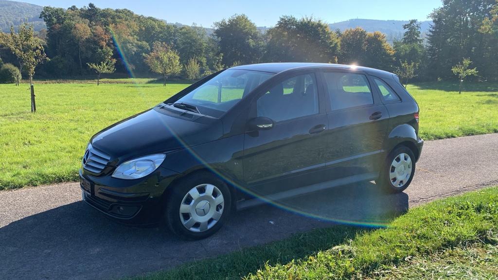 Mercedes-Benz B 180