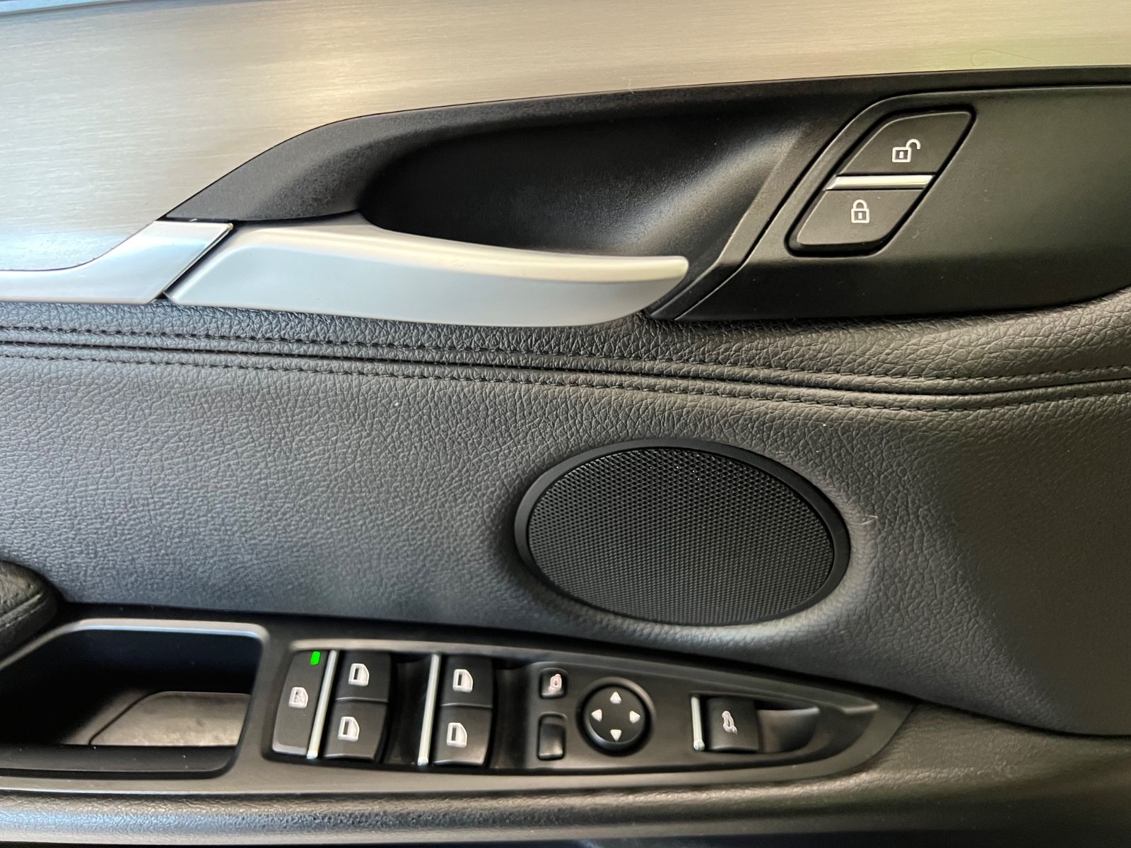 Fahrzeugabbildung BMW X6 xDrive 30 d M Sport Paket *4xSitzh*Head-Up*