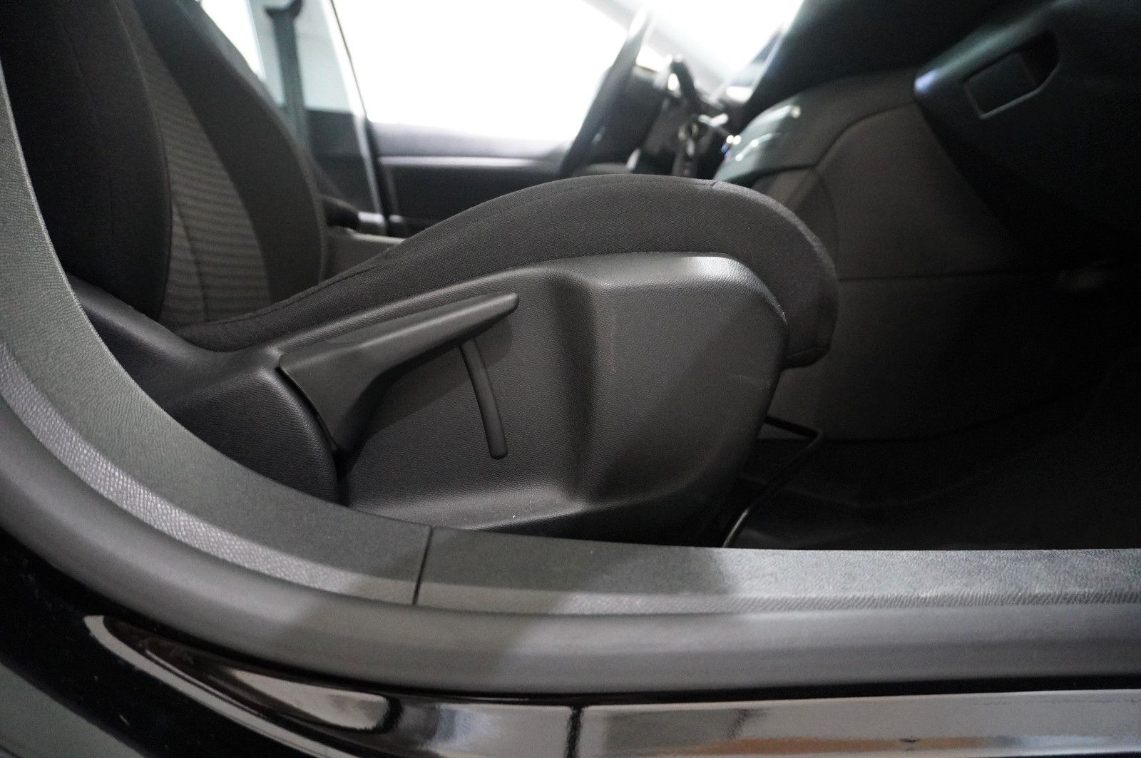 Fahrzeugabbildung Peugeot 308 LIM. 1.2T ACTIVE PACK NAVI/LED/TEMP./DAB+