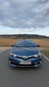 Toyota Auris Touring Sports Hybrid 8Fach - blaue Toyota Auris Touring Sports