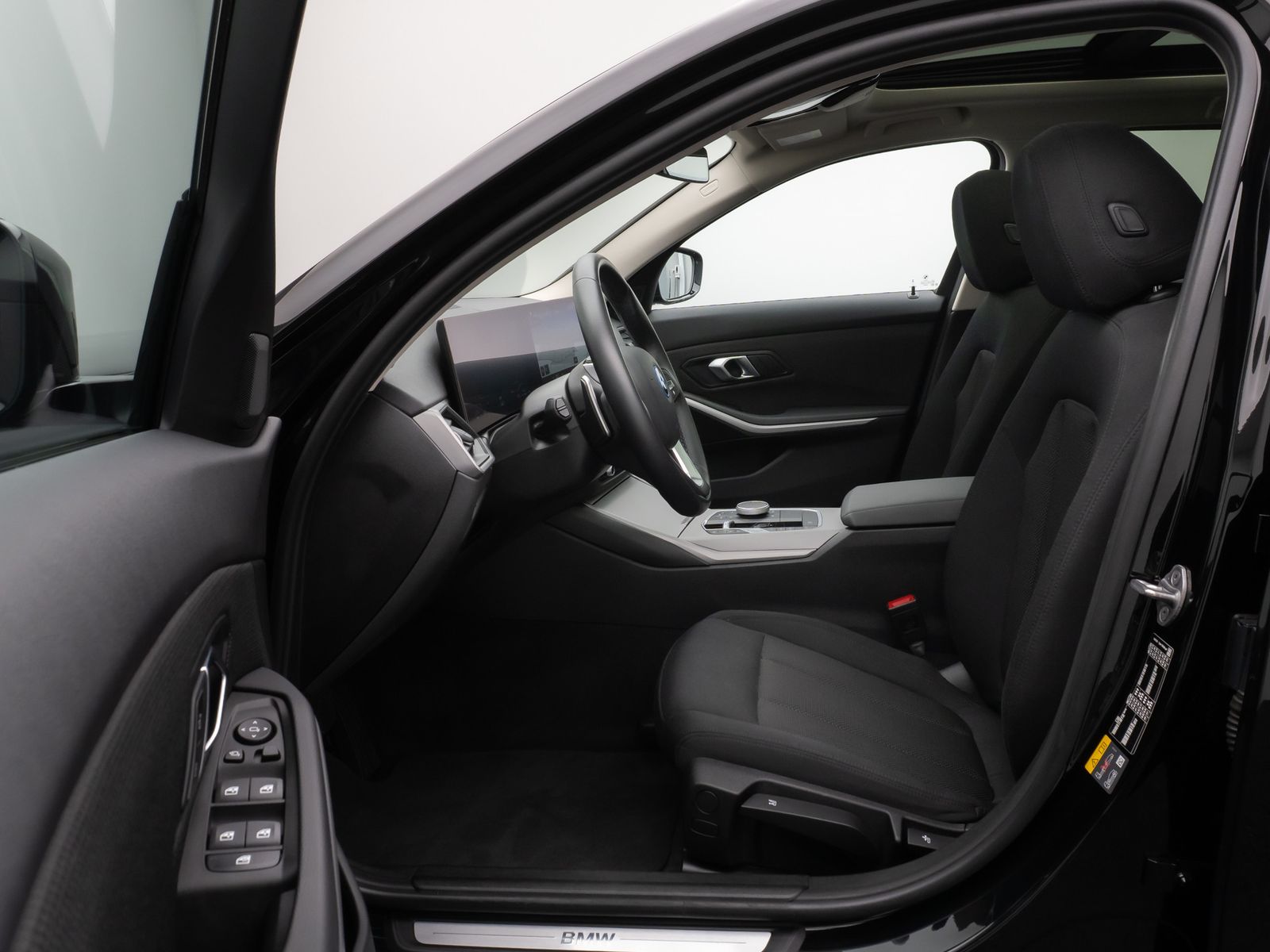 Fahrzeugabbildung BMW 320e Panoram Kamera HUD DAB HiFi Geschwindigkeit