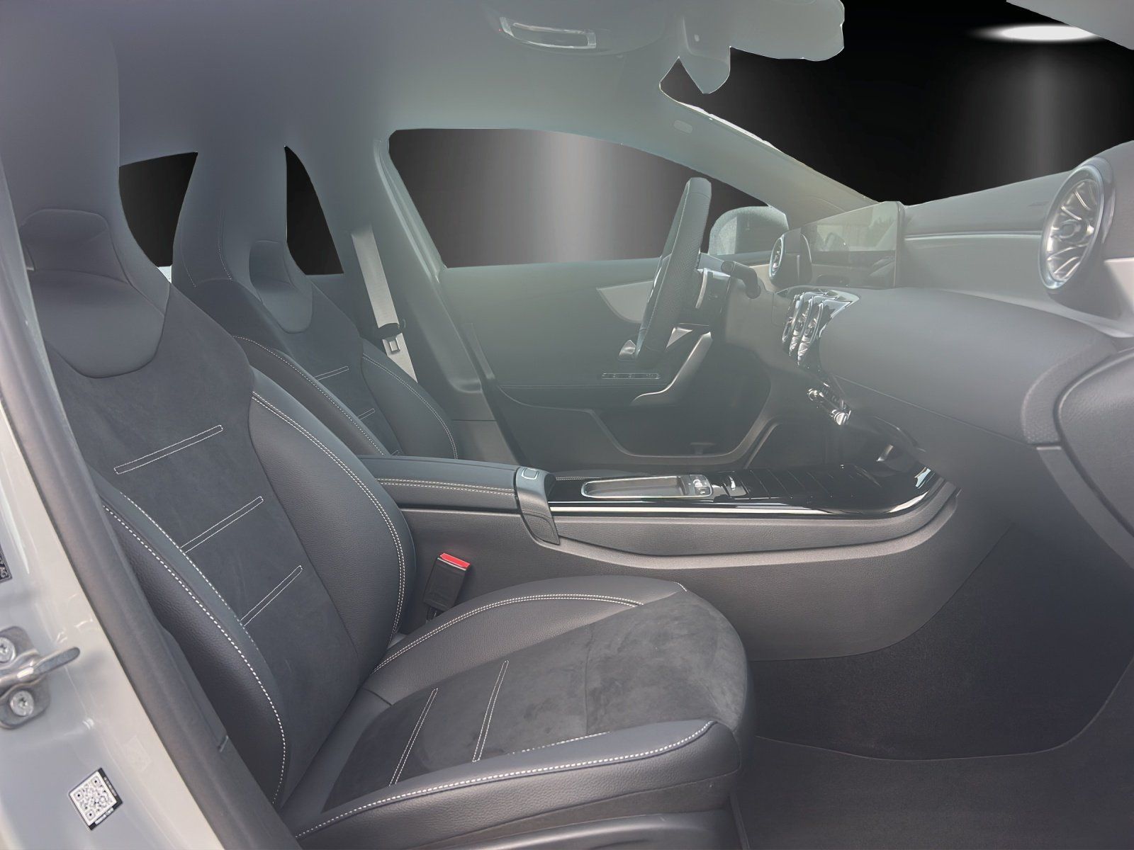 Fahrzeugabbildung Mercedes-Benz A 180 d AMG MultiBeam PANO Lenkradhzg. TOTWINKEL