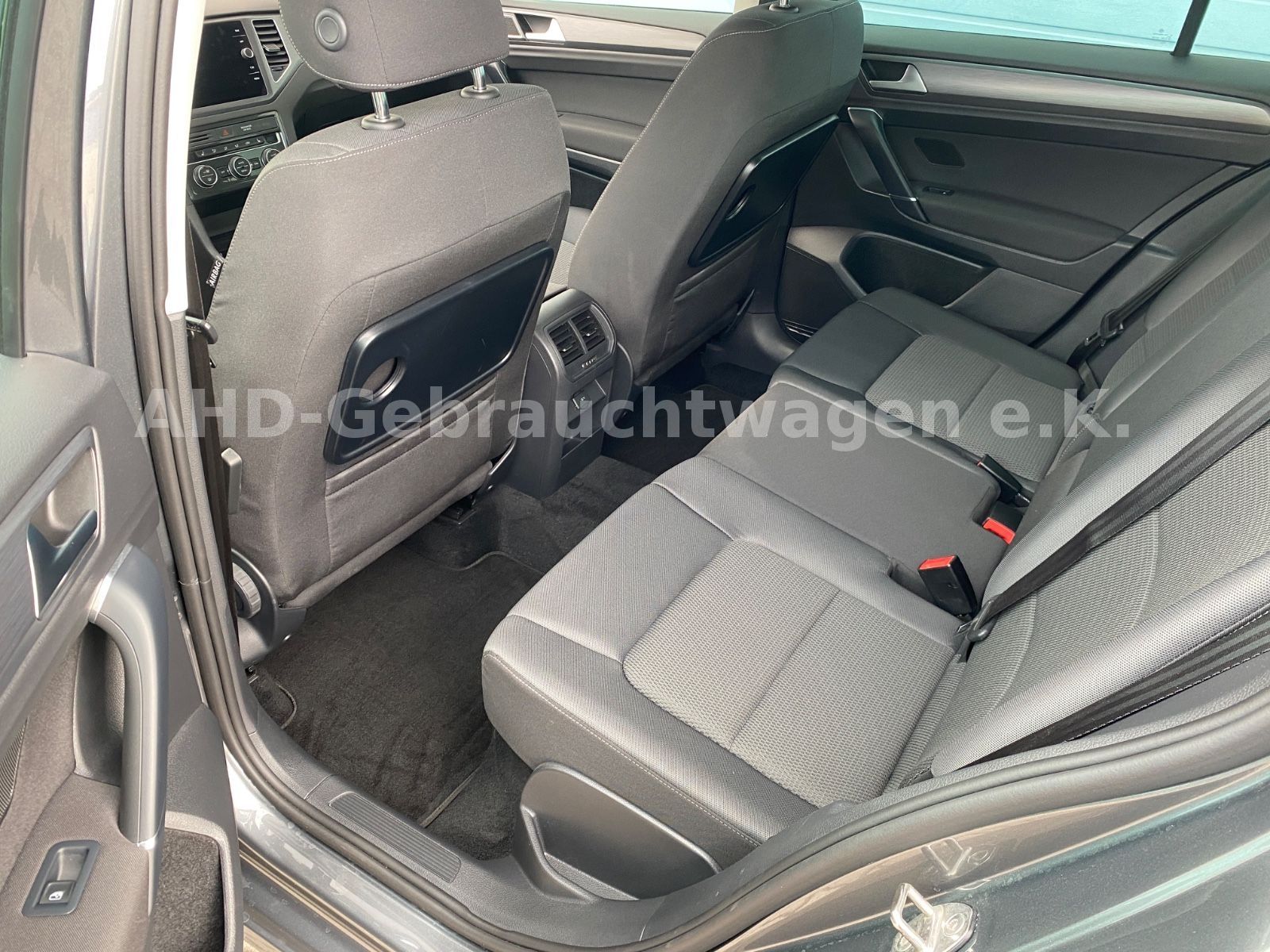 Fahrzeugabbildung Volkswagen Golf Sportsvan VII 1.5 TSI LED Navi PDC Kamera
