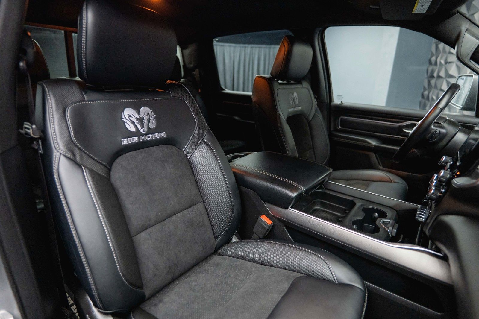 Fahrzeugabbildung Dodge RAM 5.7 V8 HEMI 4x4 OFFROAD Night-Paket *LED*