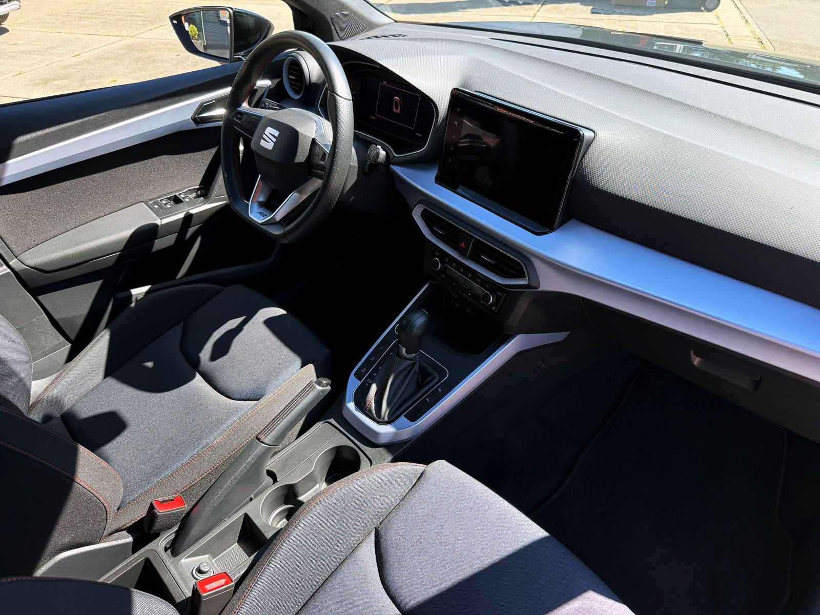 Fahrzeugabbildung SEAT Arona 1.0 TSI DSG FR LED NAV KAM PDC ACC AHK