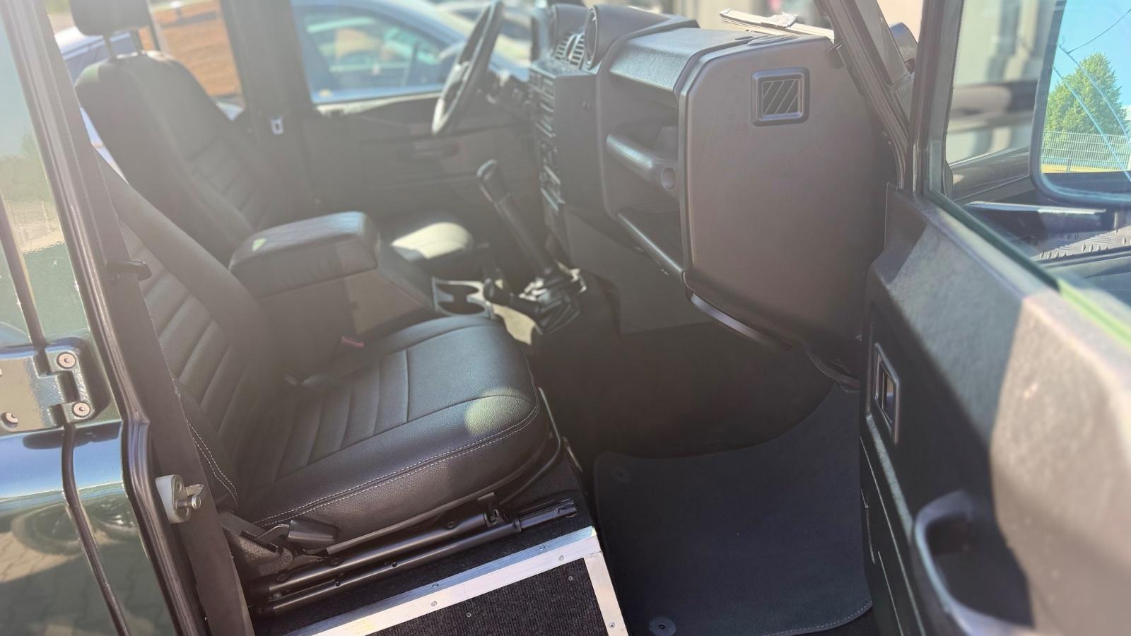 Land Rover Defender 110 Station Wagon 2.4 TD4 | 122 ch | BVM | Sièges sport chauffants | Attelage | Pare-brise chauffant | Jantes alliage