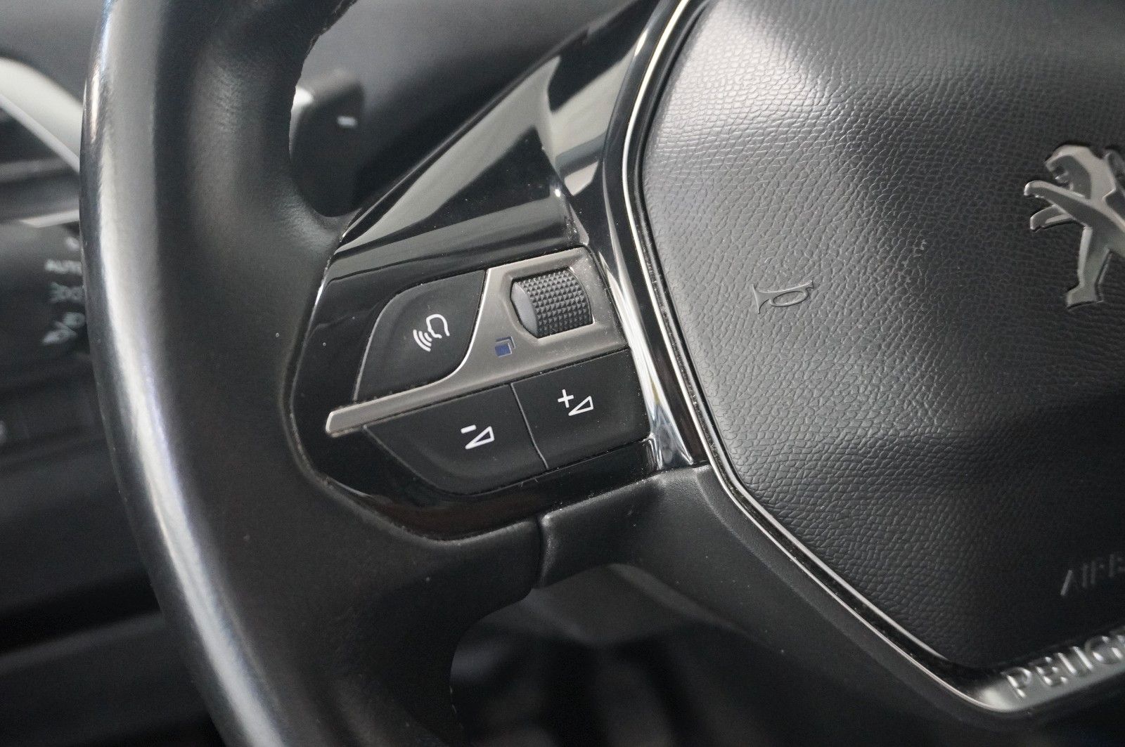Fahrzeugabbildung Peugeot 5008 1.6D ALLURE 7-SITZER NAVI/KAMERA/SHZ/SPORT
