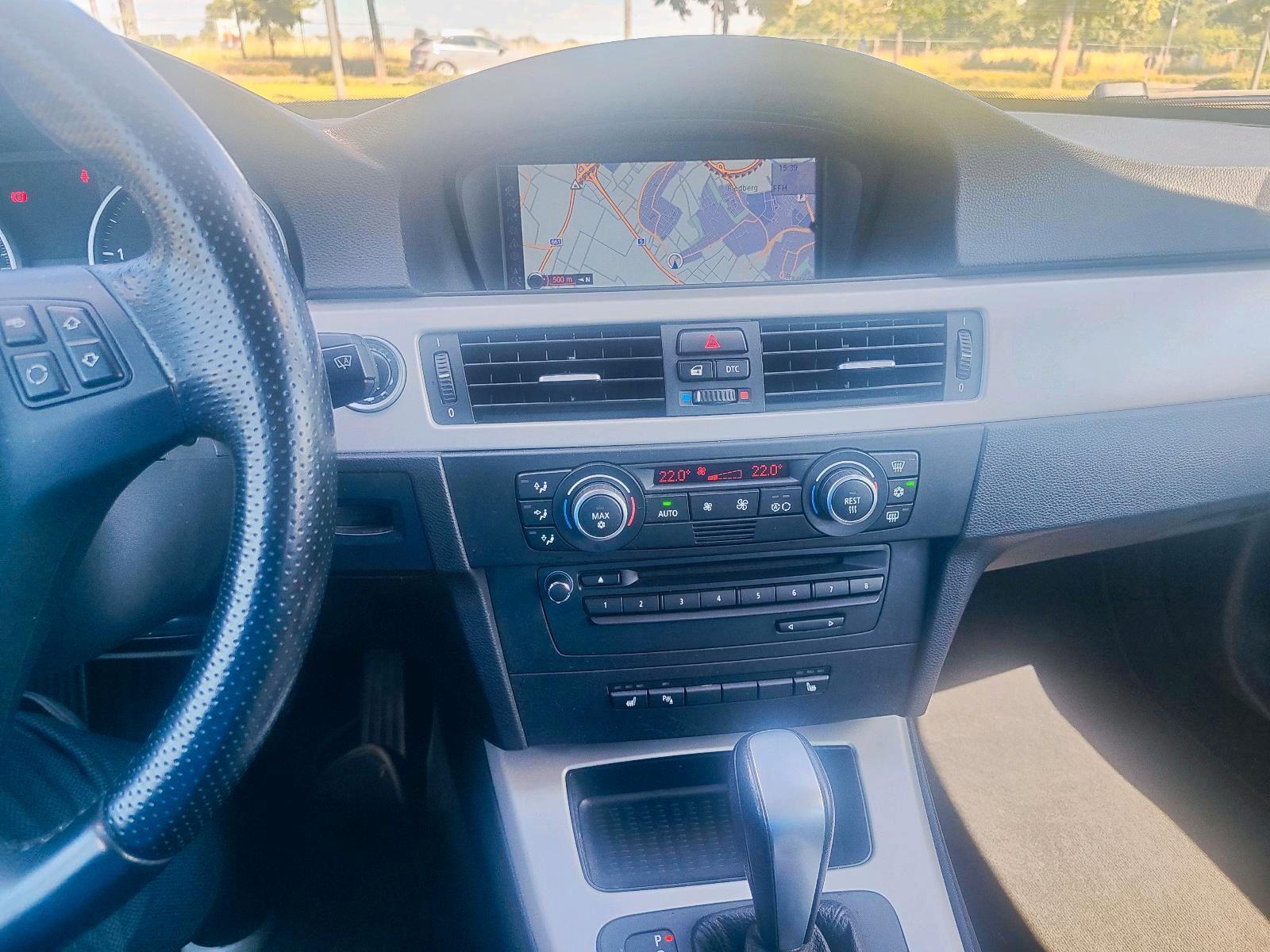 BMW 320 2009 — салон
