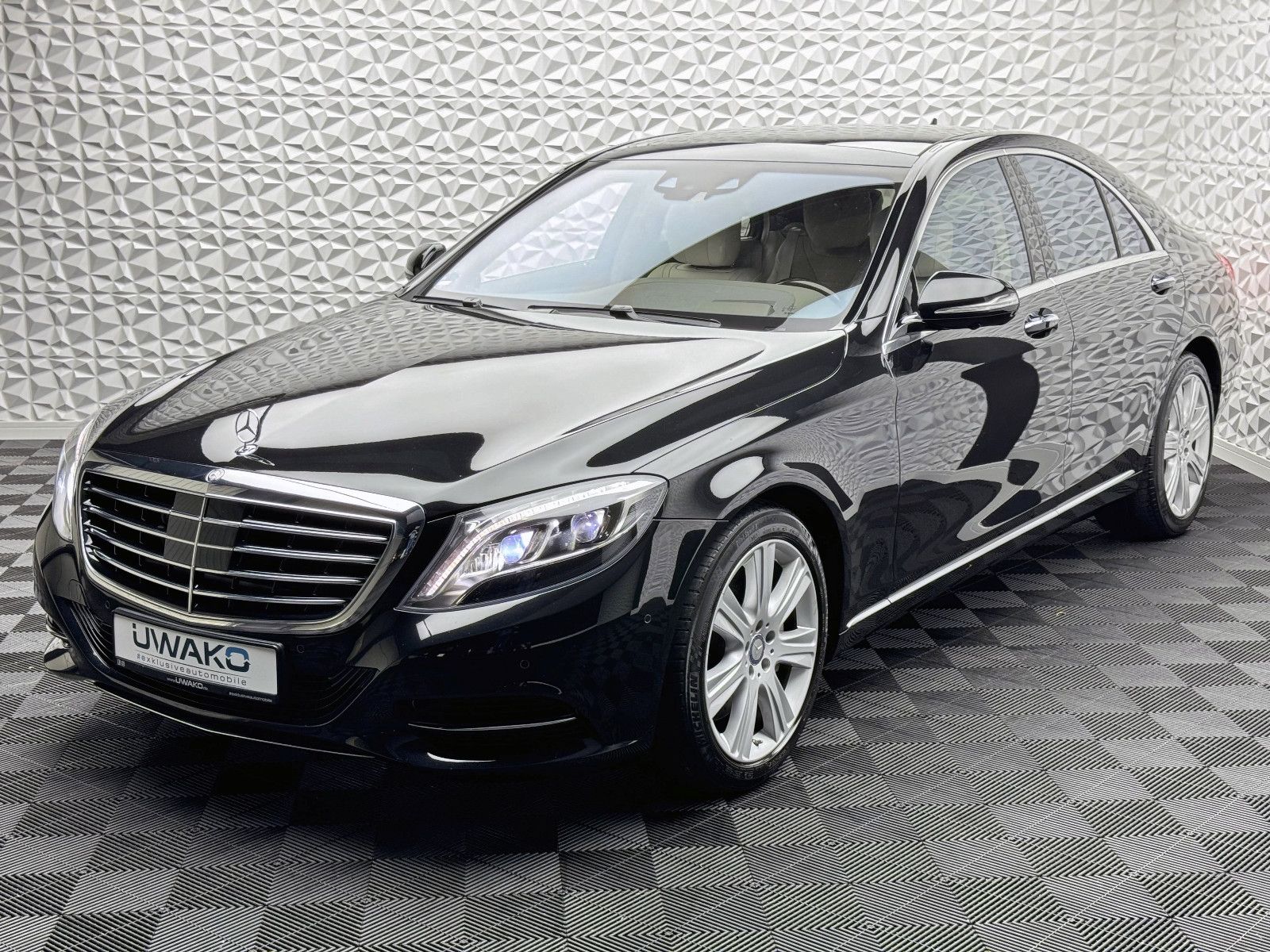 Fahrzeugabbildung Mercedes-Benz S 500 4M/DISTRO/3xTV/BURMESTER-3D/NIGHTV/MASSAGE