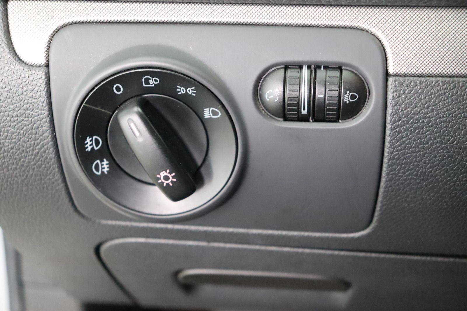 Fahrzeugabbildung Volkswagen Golf V 2.0 TDI DSG Tour HU 04.2028