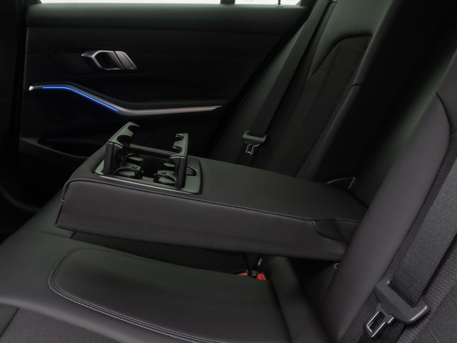 Fahrzeugabbildung BMW 320d SportLine Alarm DAB HiFi Komfort Kamera 18"