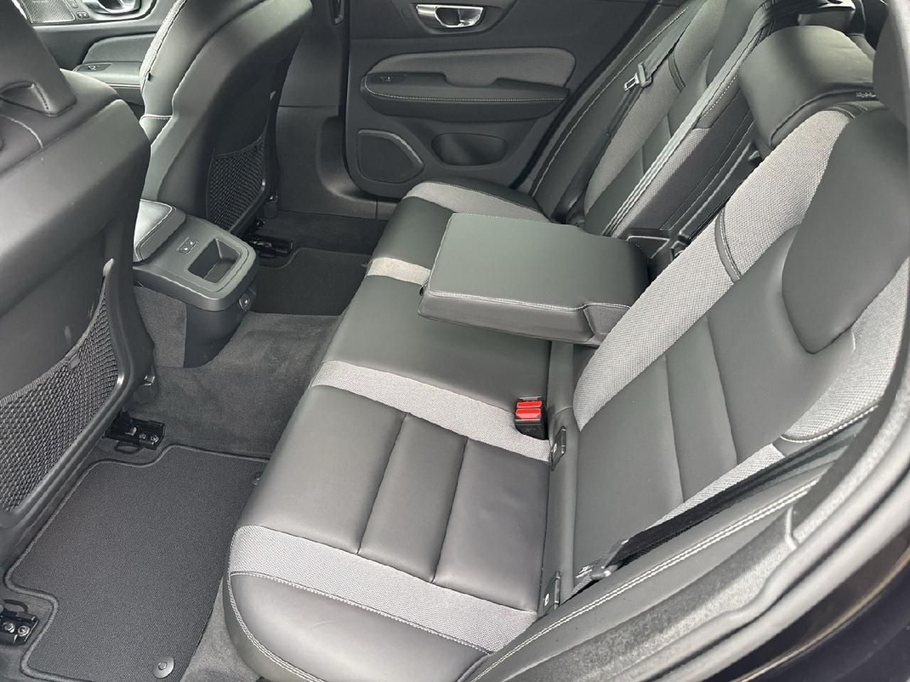 Fahrzeugabbildung Volvo V60 Kombi Plus Dark