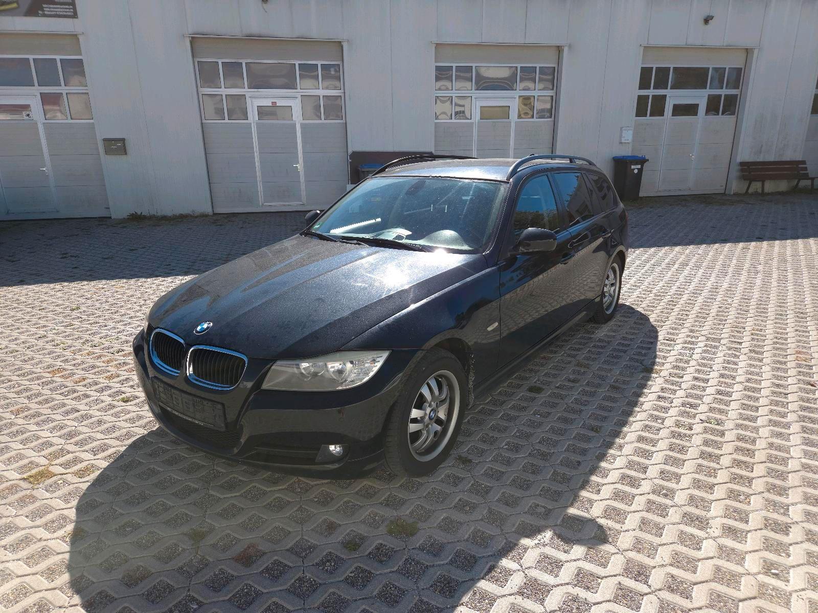 BMW 318 2009 — interior