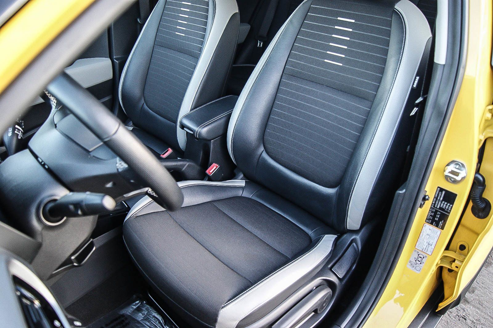 Fahrzeugabbildung Kia Stonic 1.0 T-GDI Mild-Hybrid Spirit FLORIDAGELB