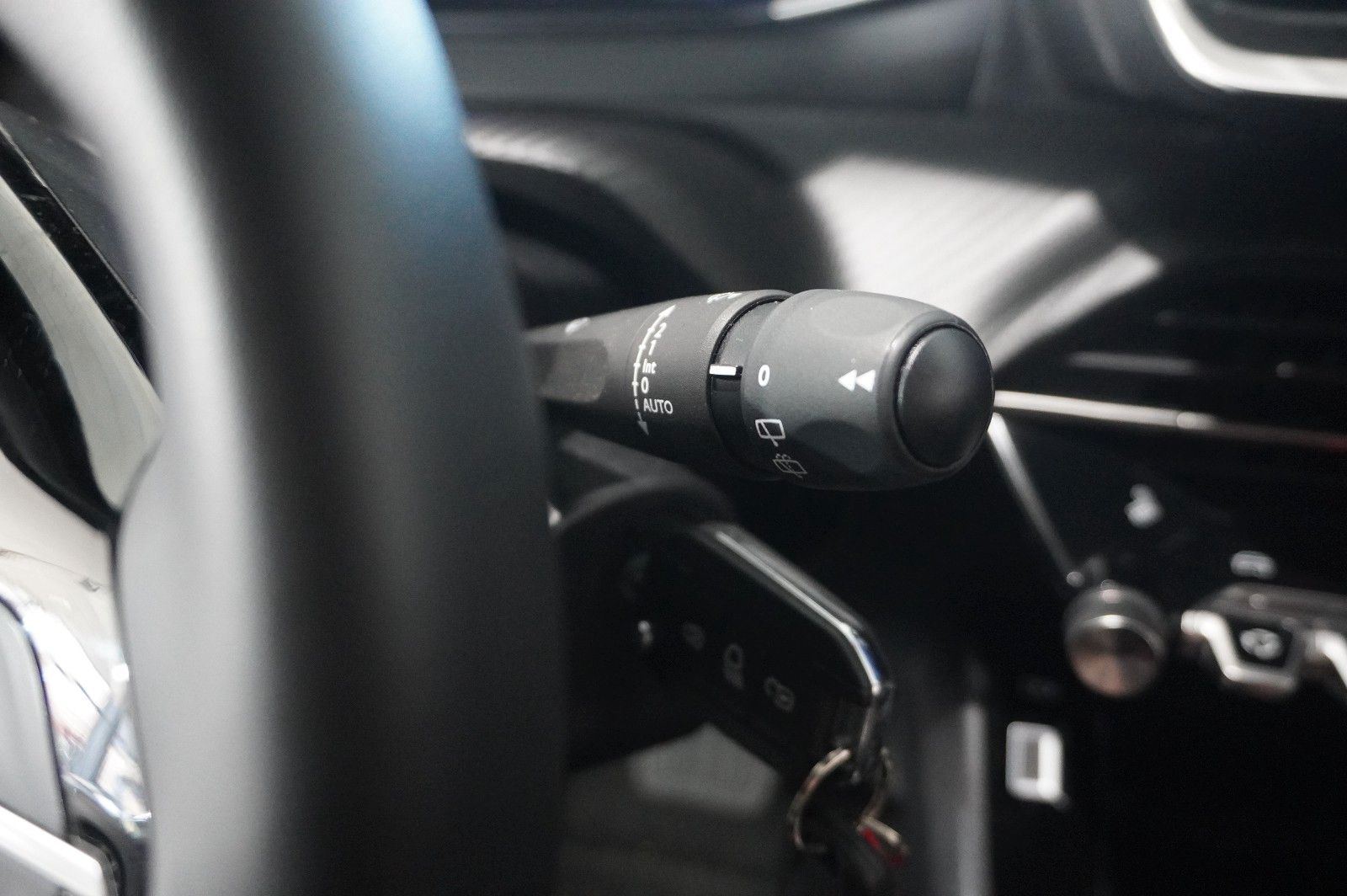 Fahrzeugabbildung Peugeot 2008 1.2 HYBRID ALLURE E-DSC NAVI/LED/SPORT/VIRT