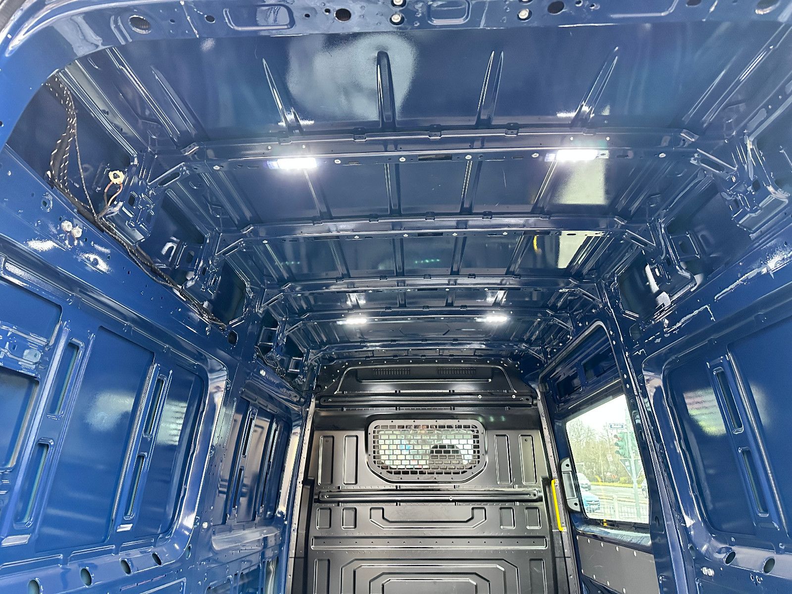 Fahrzeugabbildung Volkswagen CRAFTER KASTEN M.2021 35 MITTELLANG HOCHDACH RWD