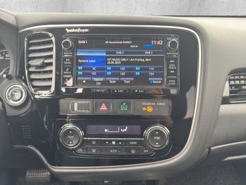 Mitsubishi Outlander 4WD PHEV *KEYLESS*PANORAMA*