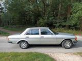 Mercedes-Benz W 123 Mercedes, 230E H-Kennzeichen - Mercedes-Benz 230 mit Benzin-Antrieb: Limousine, H Kennzeichen