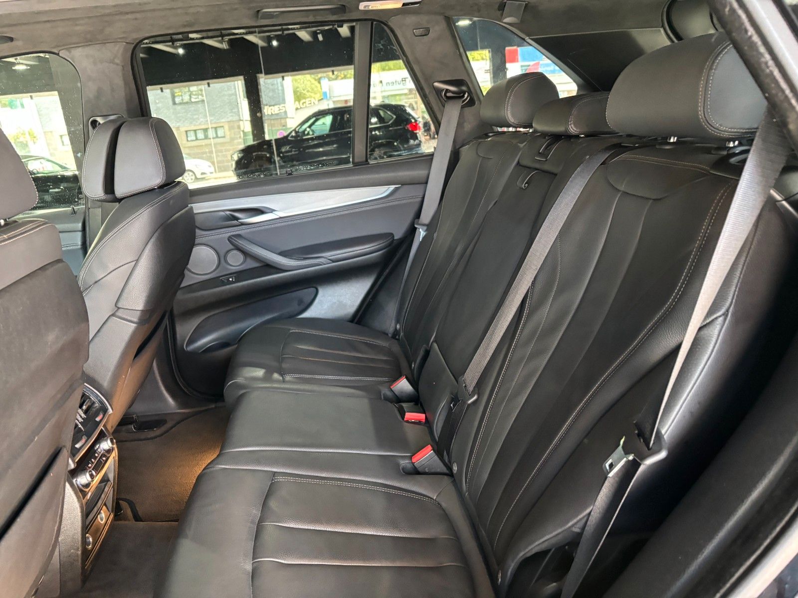 Fahrzeugabbildung BMW X5 xDrive40d *M-Paket*HUD*Pano*Harman-Kardon*KAM