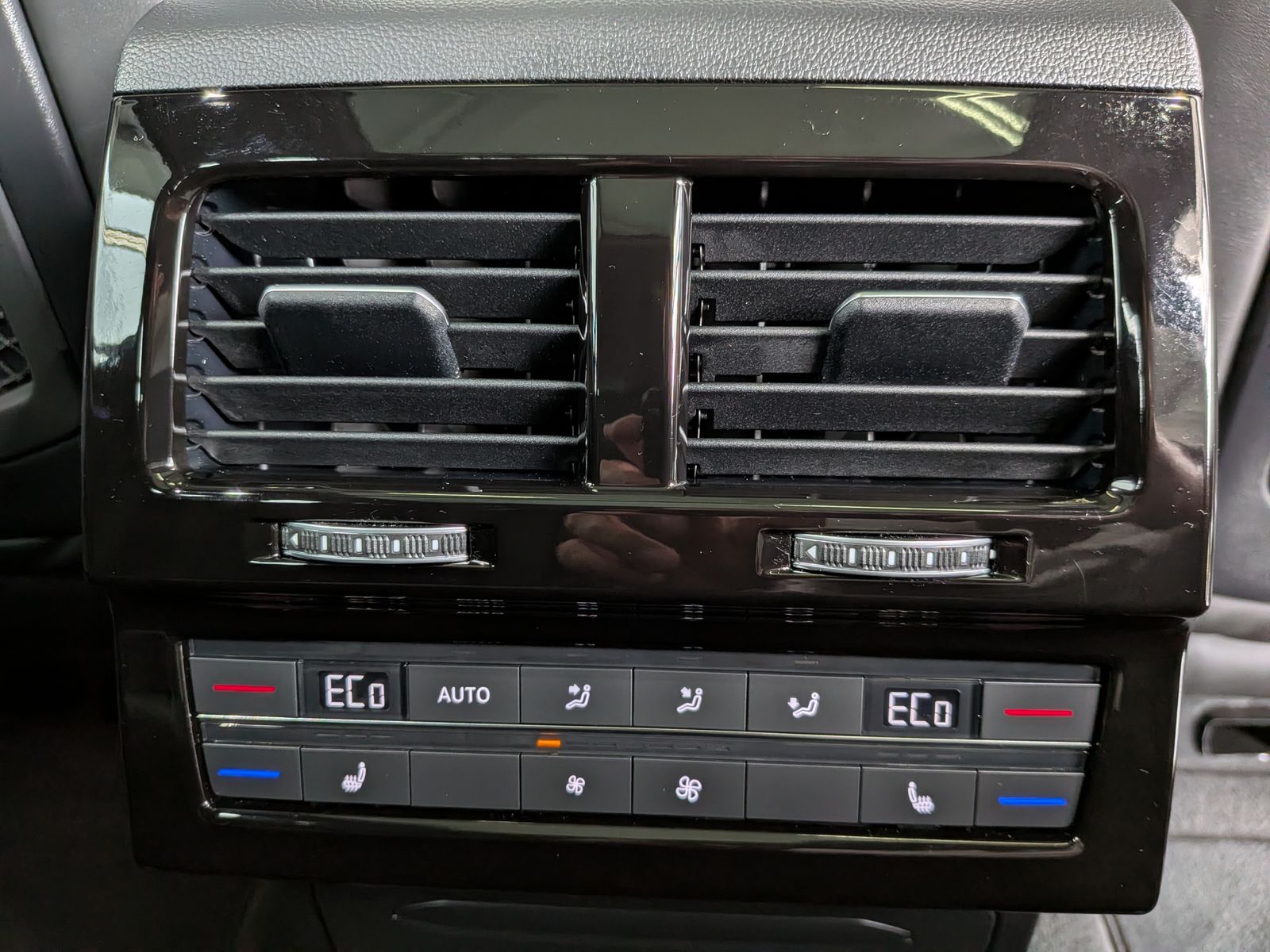 Fahrzeugabbildung Volkswagen Touareg 3.0TDI 4M R-Line VOLL Black 22" UPE 114T