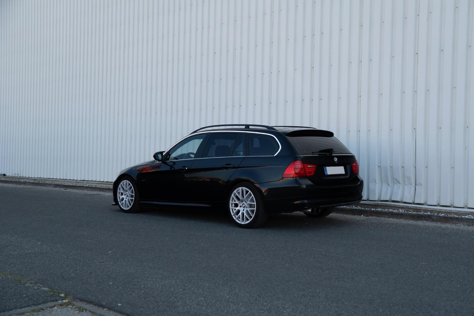 BMW 320 2009 — rear view