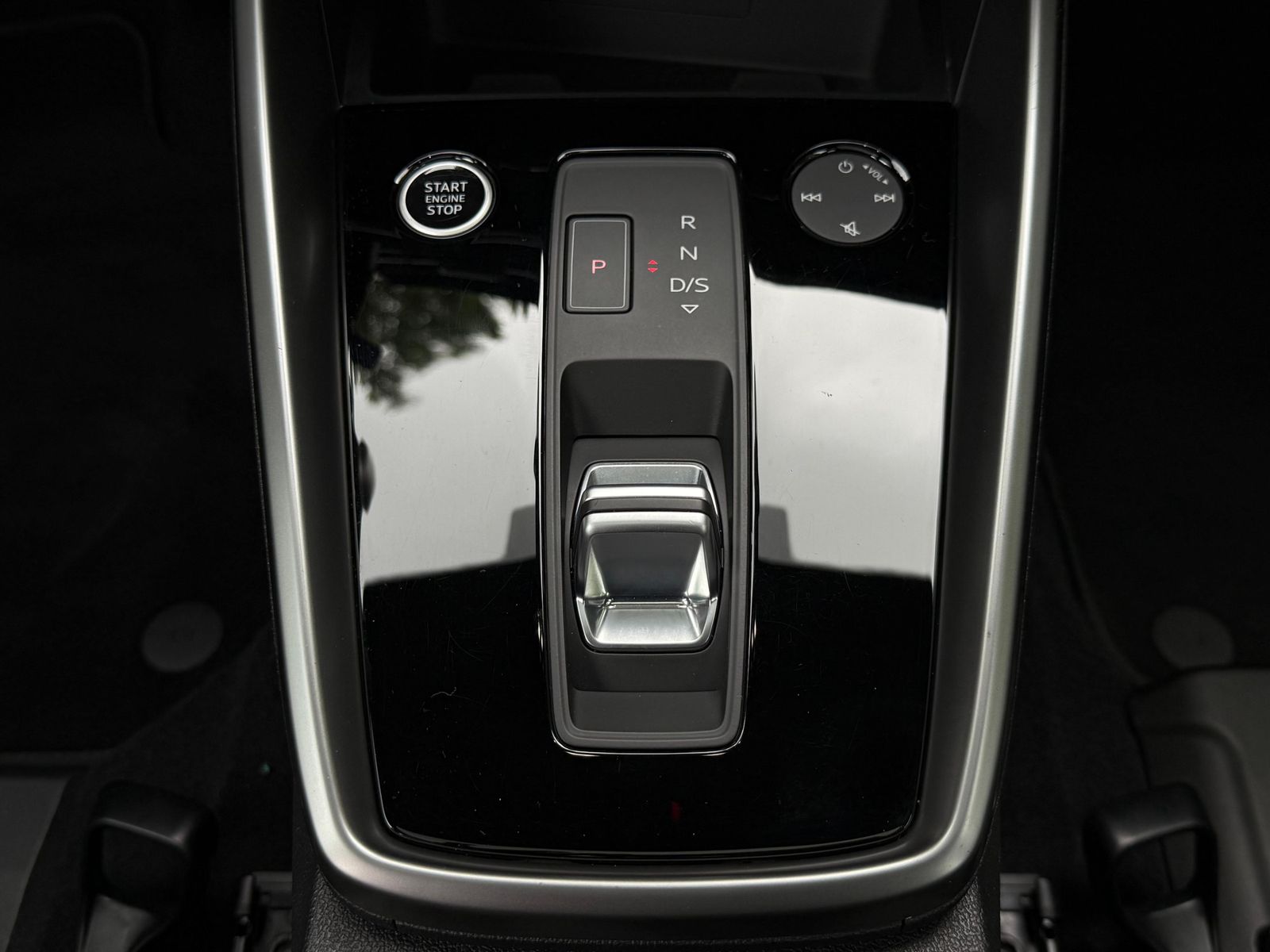 Fahrzeugabbildung Audi A3 35 TFSI S-tr. S-Line PANO+LED+ACC+SHZ+CARPLAY