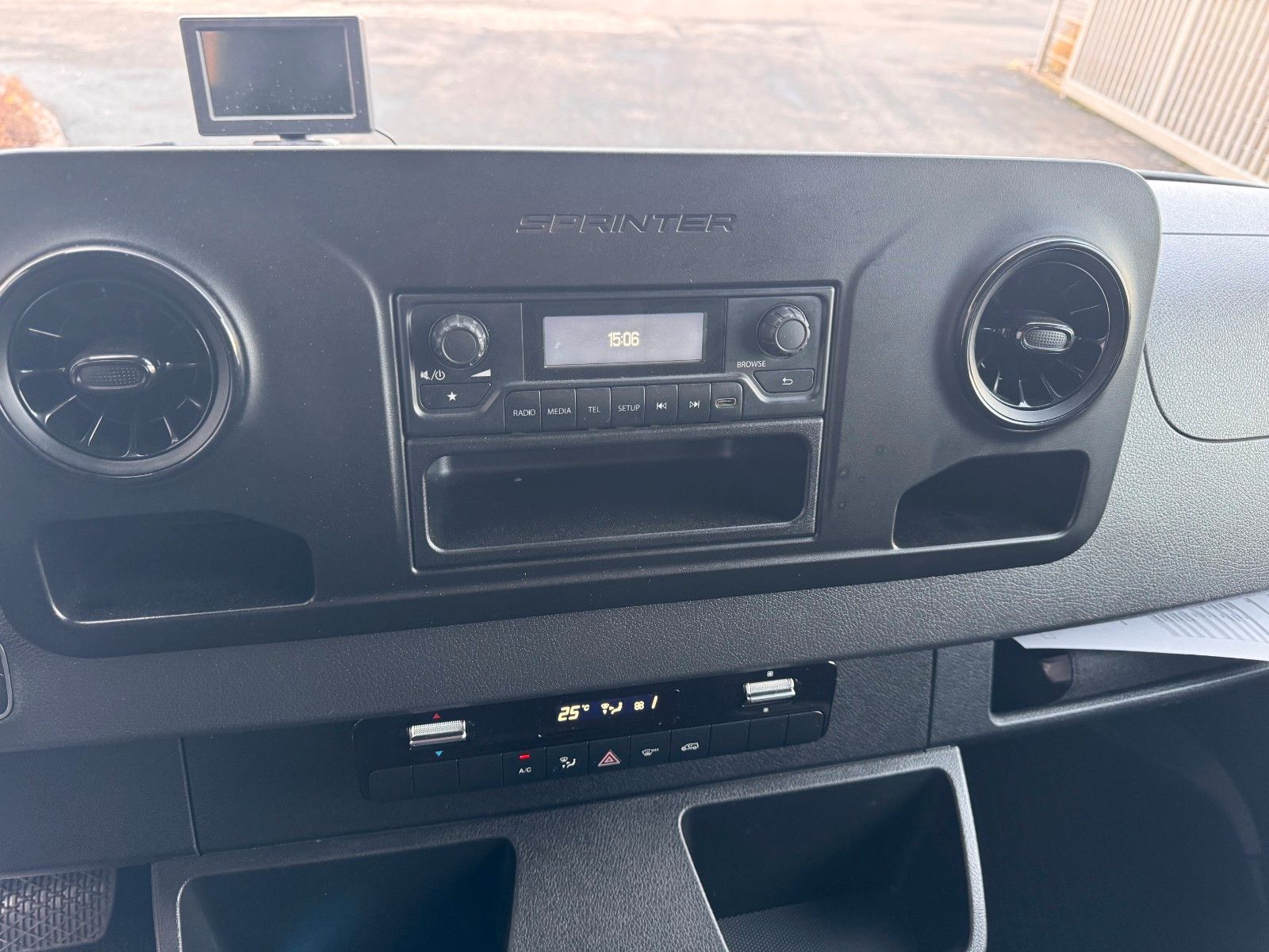 Fahrzeugabbildung Mercedes-Benz eSprinter 312 DHL Regal KEP-Ausbau