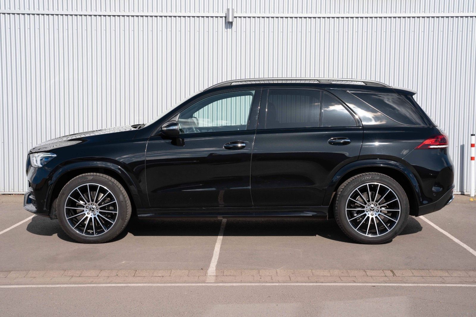 Fahrzeugabbildung Mercedes-Benz GLE 400 D 4MATIC AMG 1.HD 21" MBUX LED PANO AHK