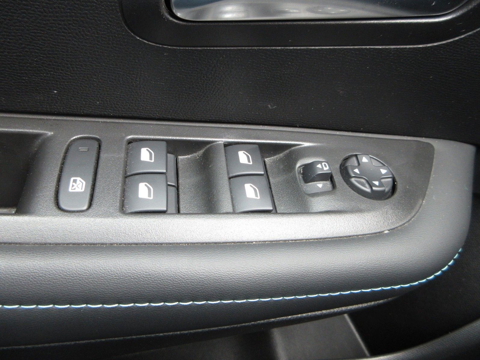 Fahrzeugabbildung Peugeot 208 Allure 1.2T LED/NAVI/PDC/R´CAM/VIRTUAL/TEMPO