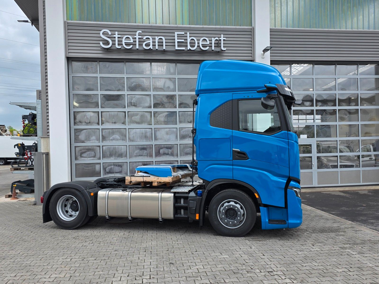 Fahrzeugabbildung Iveco S-Way AS440S50T/P LED Standklima 2 Stück