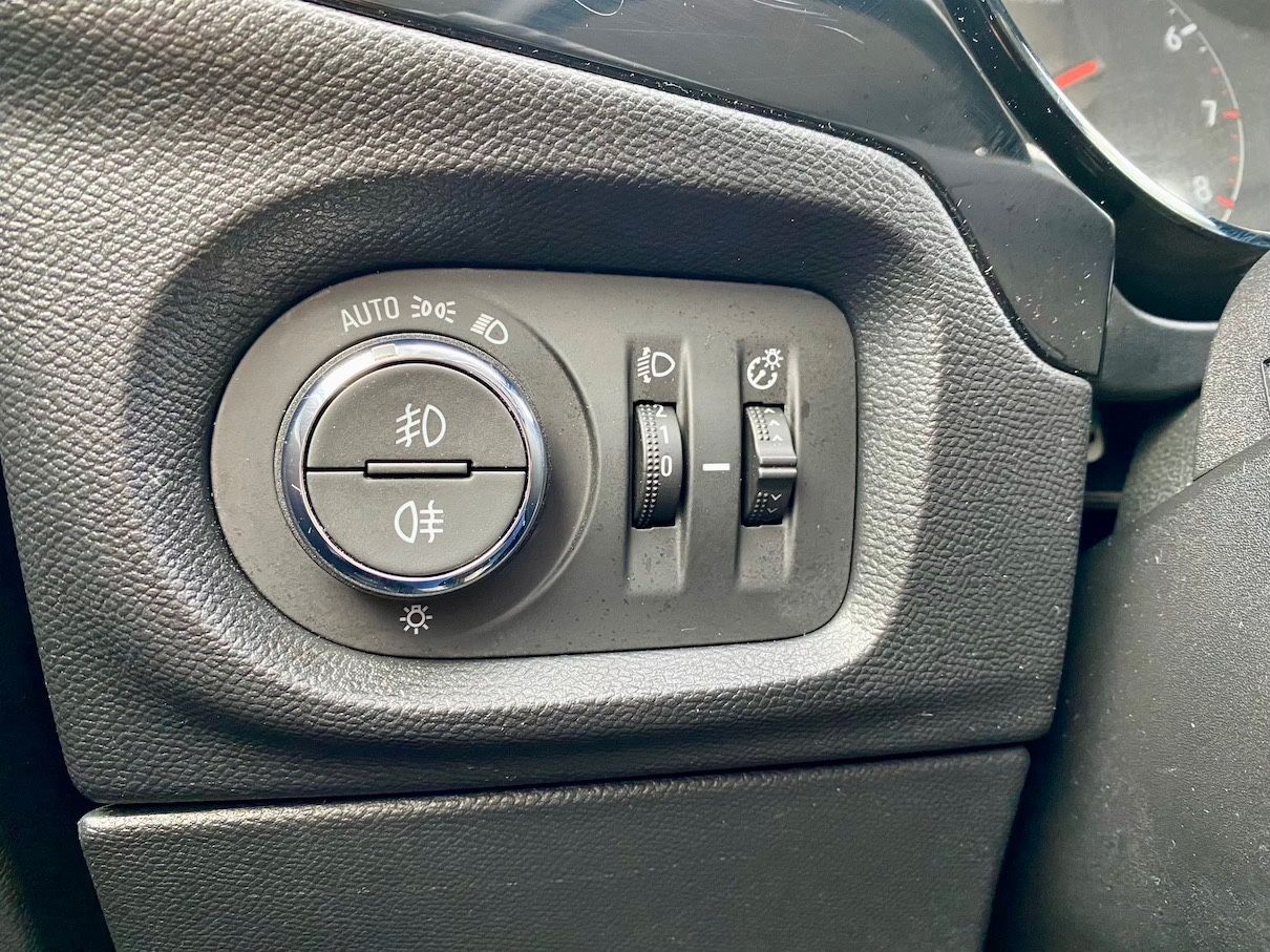 Fahrzeugabbildung Opel Corsa 1.2 Edition KLIMA NAVI GZJR SHZ PDC DAB+