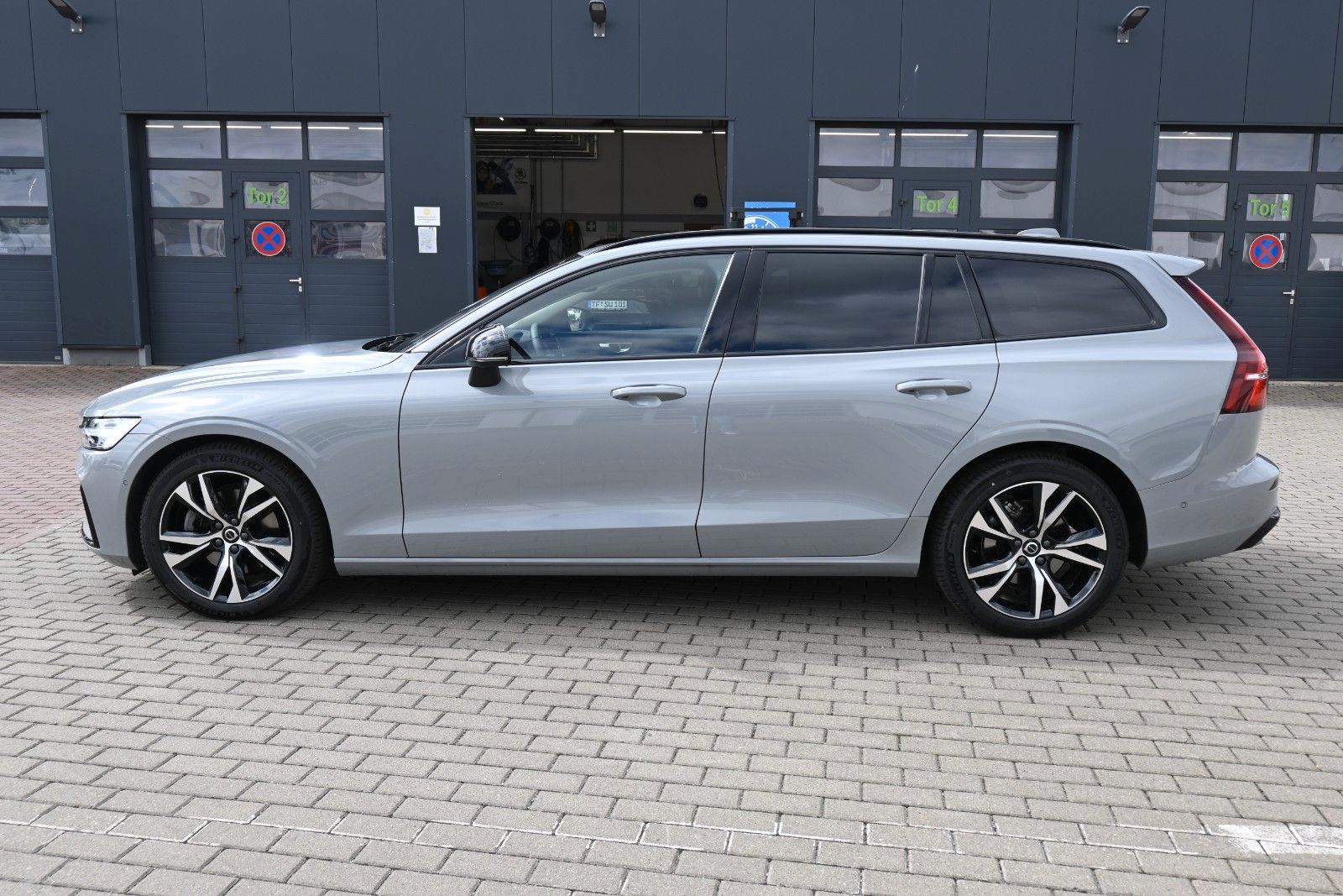 Fahrzeugabbildung Volvo V60 B4 DKG Plus Dark*HuD*PANO*360°*ACC