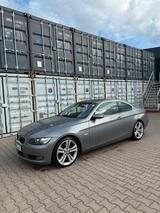 BMW E92 330i - BMW 330 aus 2007: Coupe