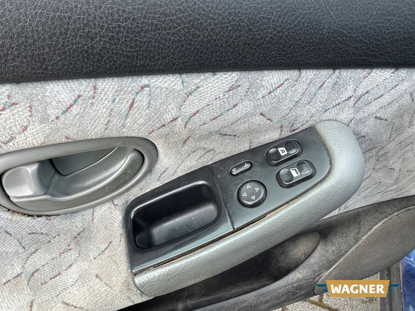 Fahrzeugabbildung Peugeot 406 SR Klimaanlage Servolenkung Motorschaden