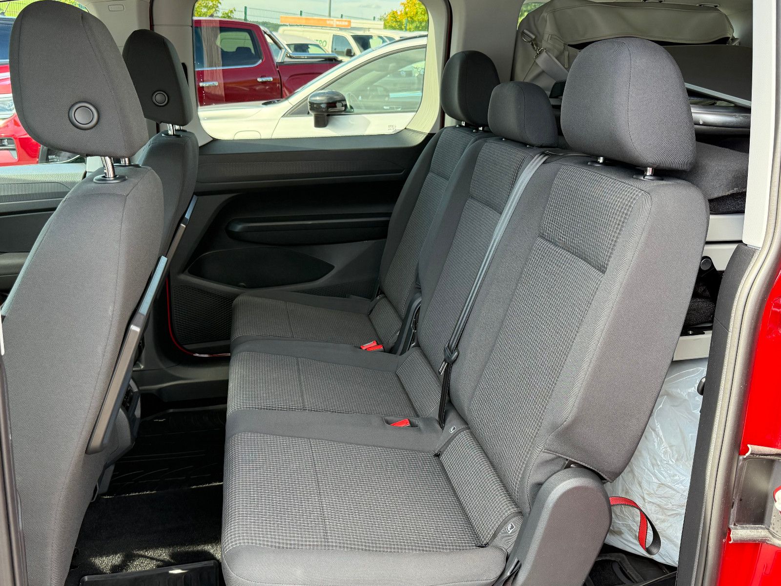 Fahrzeugabbildung Volkswagen Caddy California Maxi DSG ACC AHK LED Kam Sthz