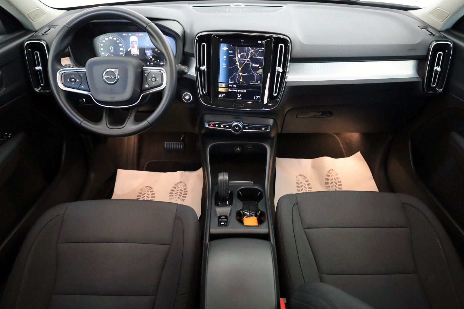 Fahrzeugabbildung Volvo XC40 T3 Momentum Pro, Navi, LED, DAB, PDC