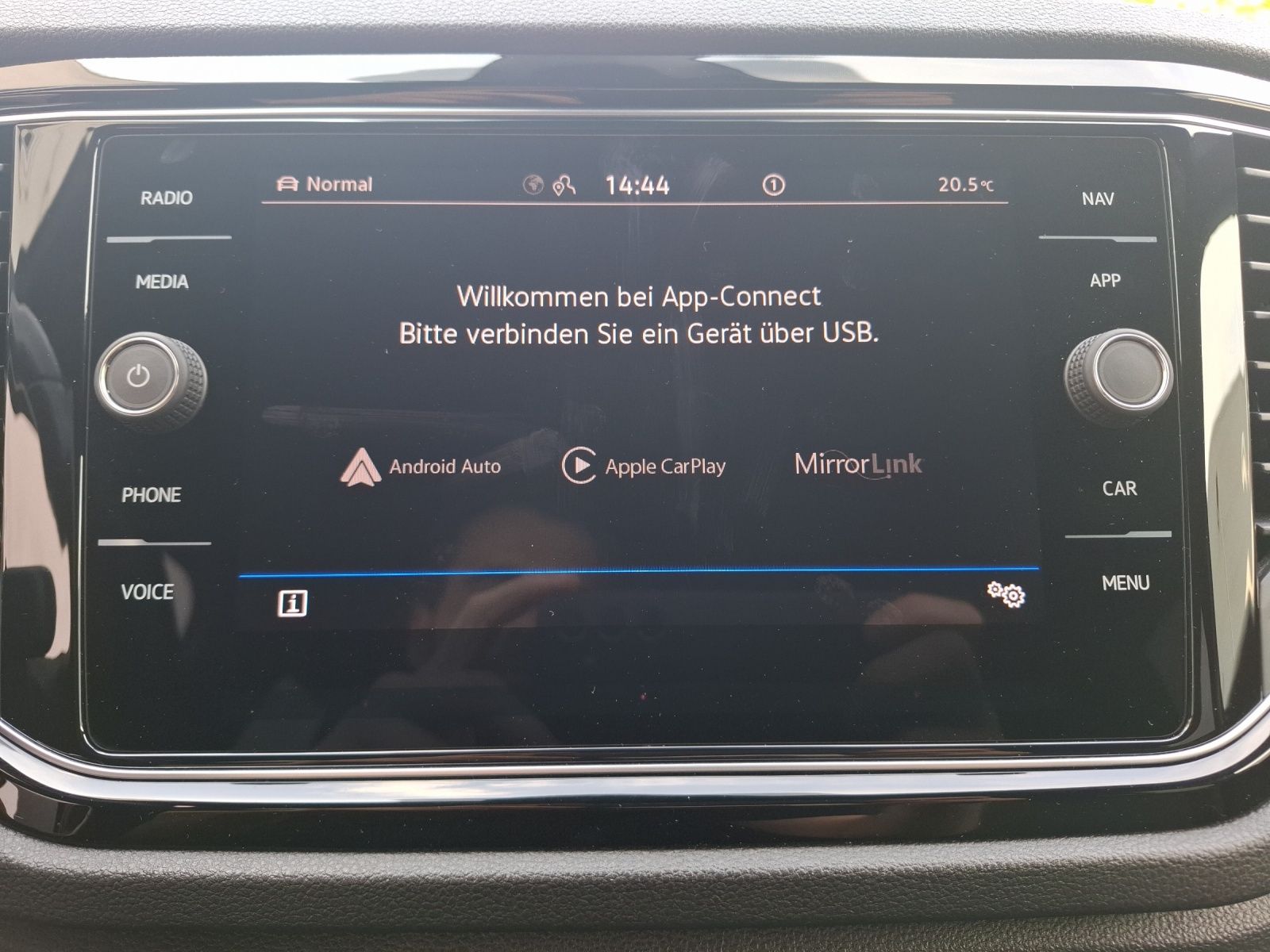 Fahrzeugabbildung Volkswagen T-Roc TSI Sport DSG LED AHK CarPlay ACC RFK SH 1
