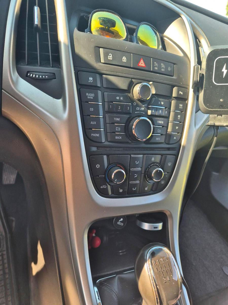 Opel Astra 2012 — photo 14
