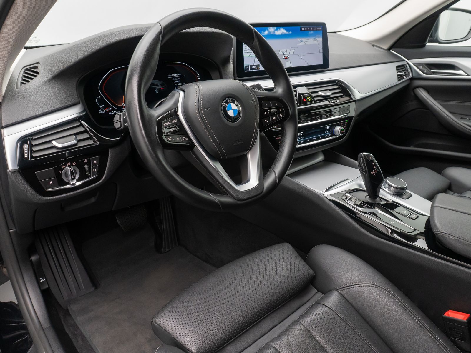 Fahrzeugabbildung BMW 520d xD Kamera HUD DAB Alarm Sport Fernlichtassi
