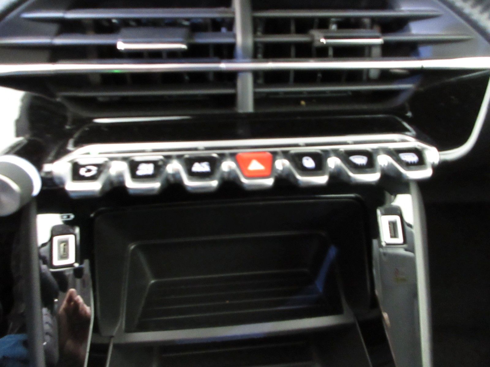 Fahrzeugabbildung Peugeot 208 Active 1.2T NAVI/LED/PDC/TEMPOMAT