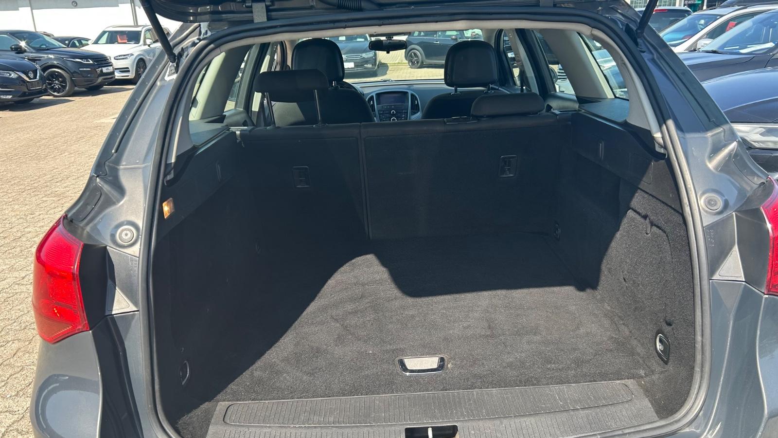 Opel Astra 2012 — photo 7