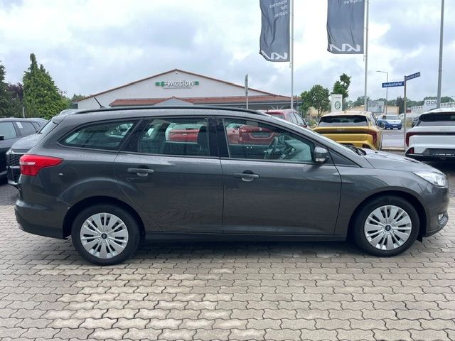 Fahrzeugabbildung Ford Focus Turnier Business Allwetter Sitzheizung