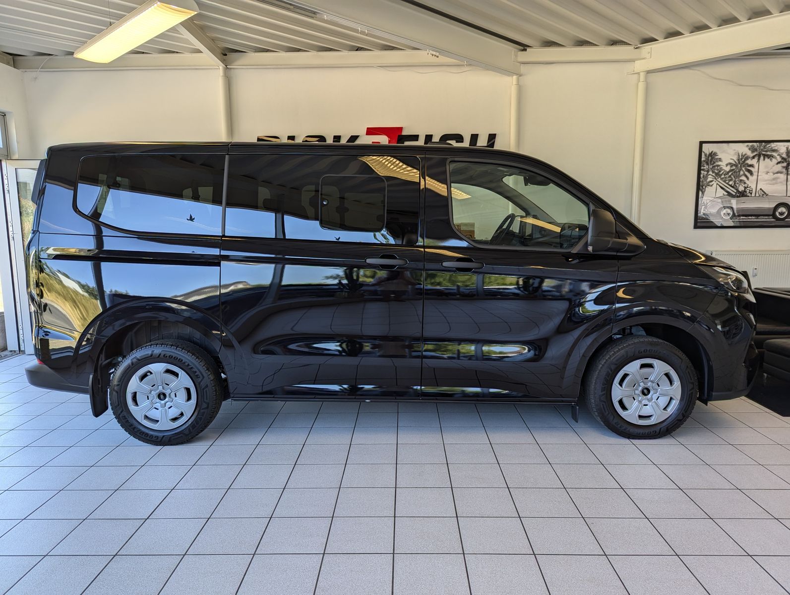 Fahrzeugabbildung Ford Transit Custom 320 L1 Navi 8-Sitze LED Kamera