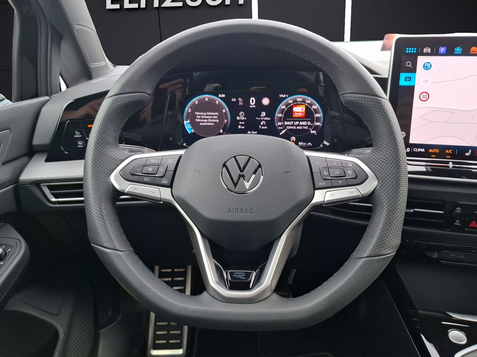 Fahrzeugabbildung Volkswagen Golf VIII Variant TSI R-Line Matrix AHK Navi AID