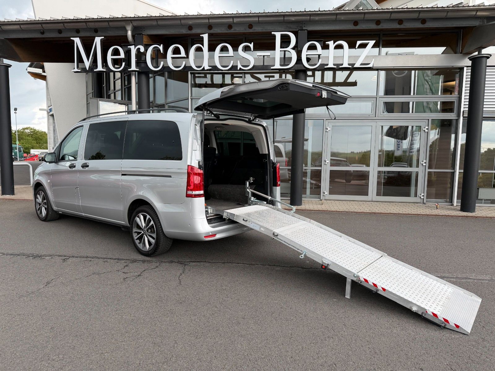 Fahrzeugabbildung Mercedes-Benz Vito 116 CDI Tourer 9G Laderampe Stdheiz LED
