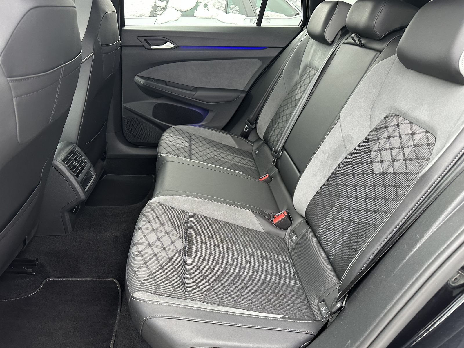 Fahrzeugabbildung Volkswagen Golf Variant 2.0 TDI DSG R-Line NAV+LED+AHK+ACC