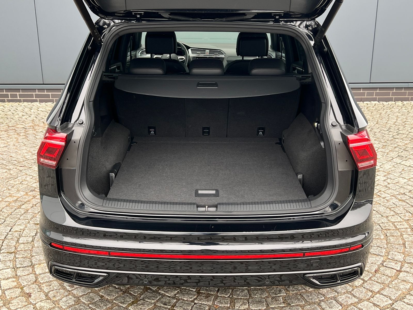 Fahrzeugabbildung Volkswagen Tiguan Allspace R-Line 2.0 TDI DSG 4MOTION *AHK,